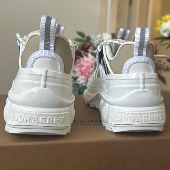 ⭐️⭐️⭐️SOLD⭐️⭐️⭐️MINT! Burberry Arthur Vintage Check & Leather Sneakers - Picture 9 of 17